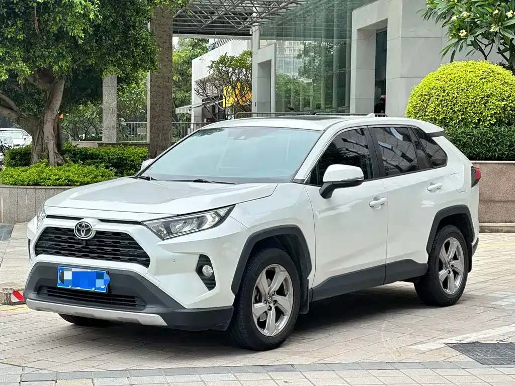 Toyota RAV4 — фото 1