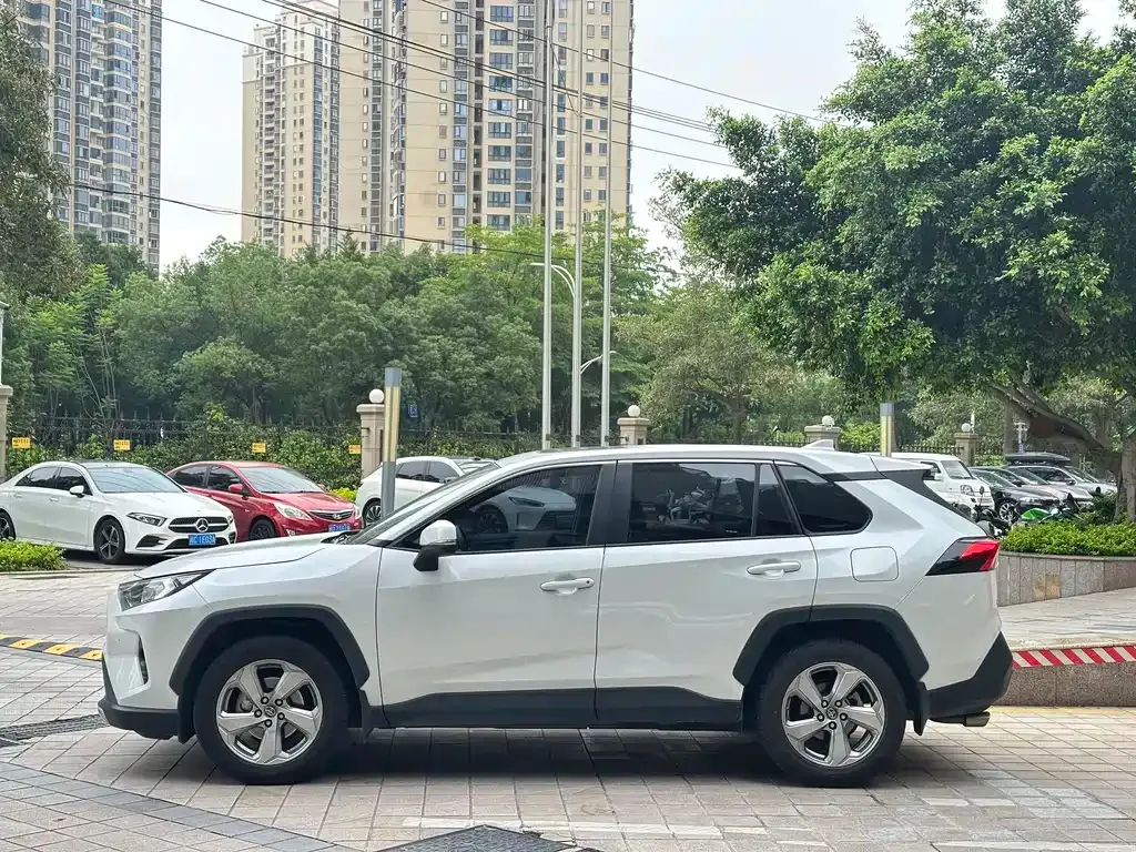 Toyota RAV4 — фото 8