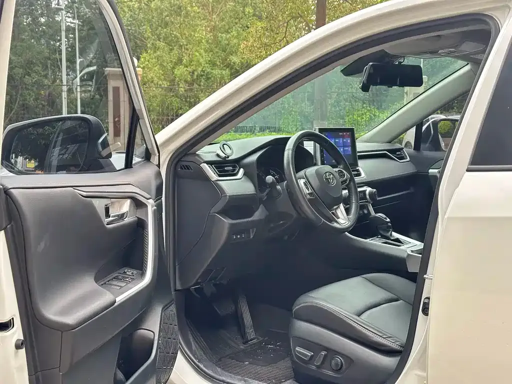 Toyota RAV4 — фото 3