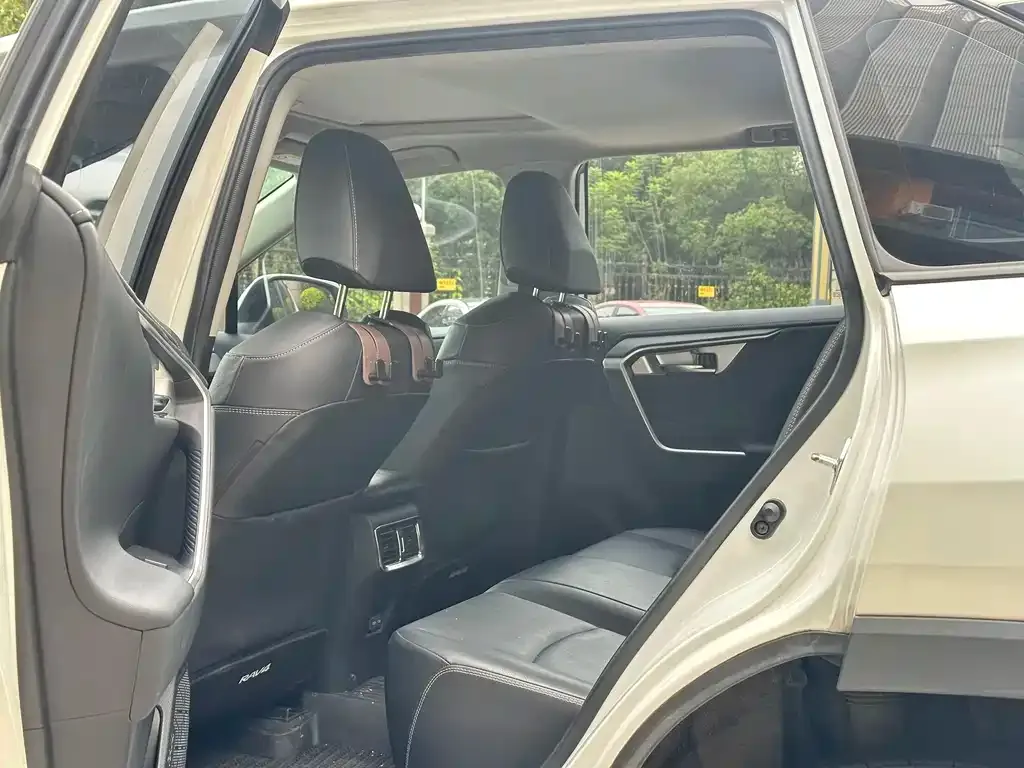 Toyota RAV4 — фото 2