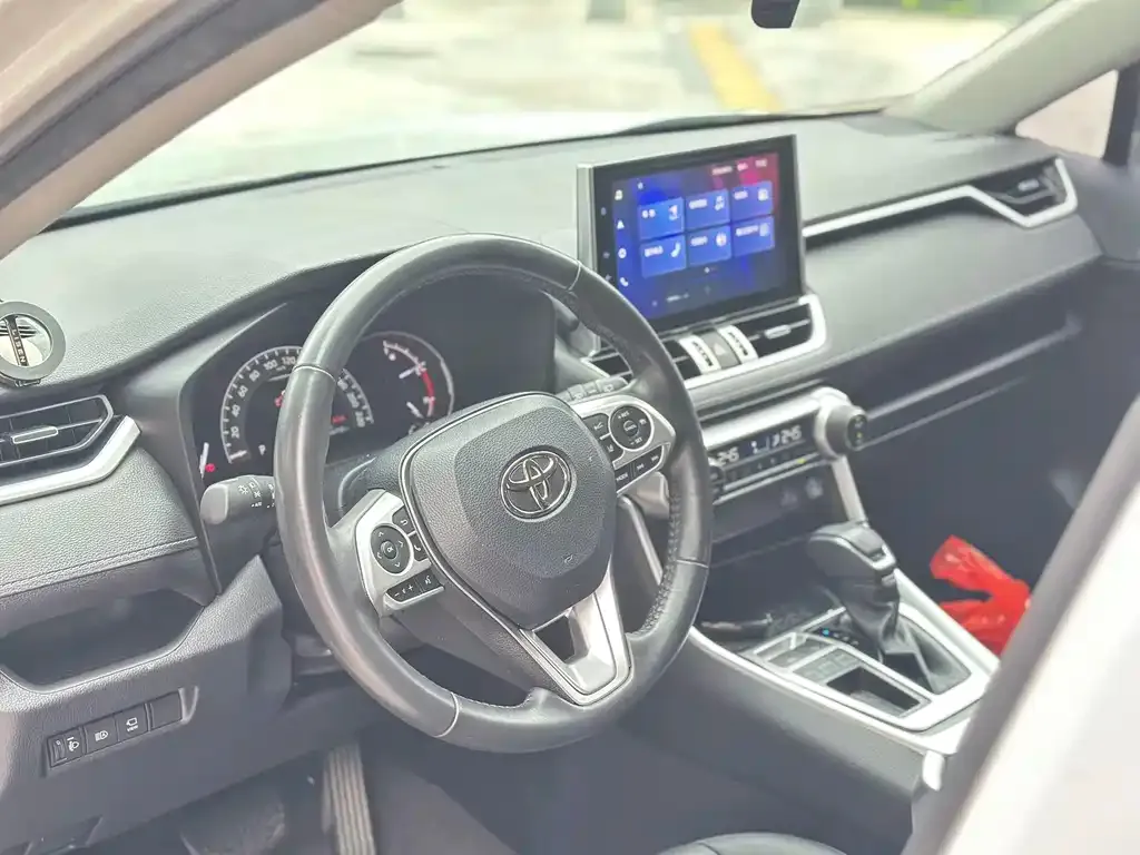 Toyota RAV4 — фото 5
