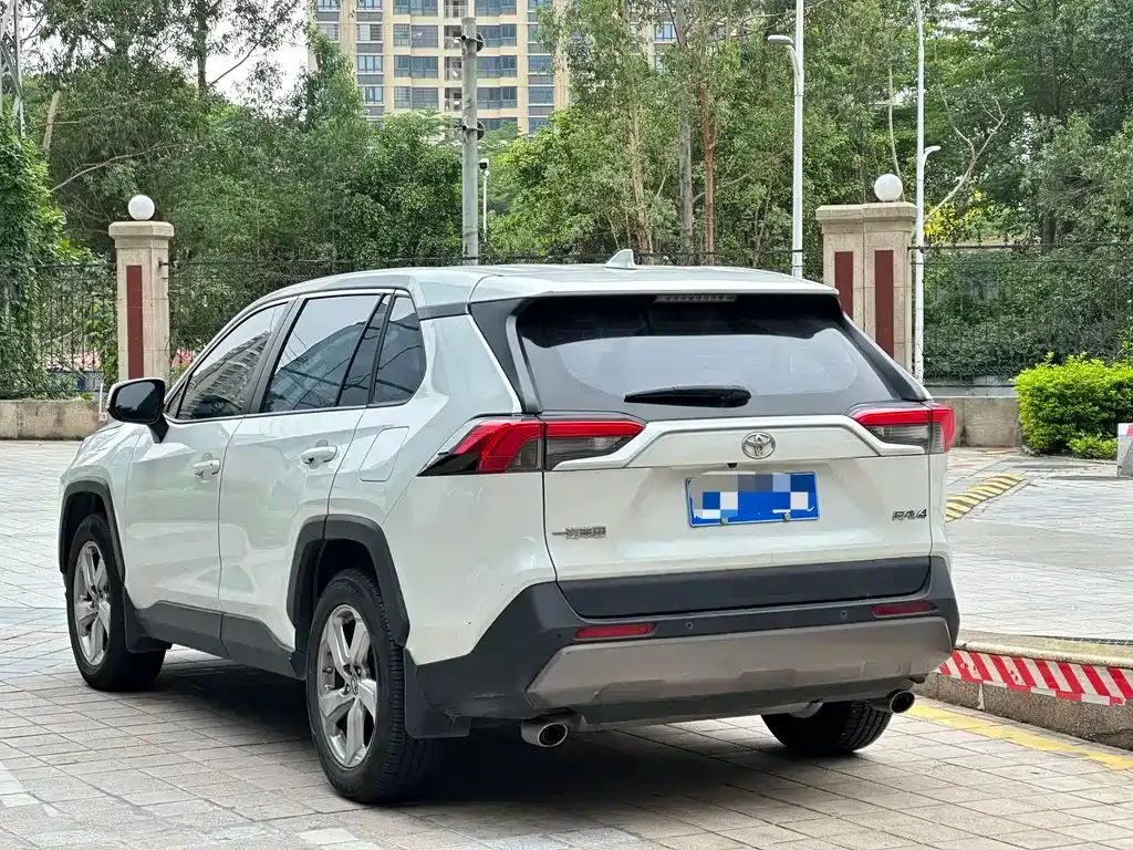 Toyota RAV4 — фото 10