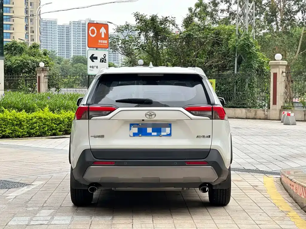 Toyota RAV4 — фото 9