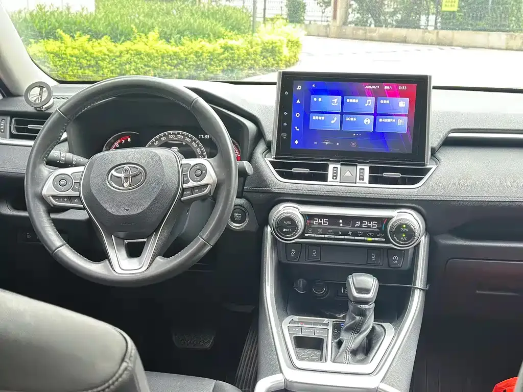 Toyota RAV4 — фото 7