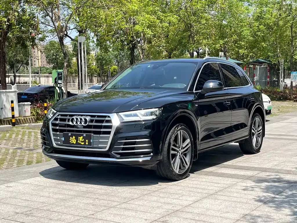 Audi Q5L — фото 1