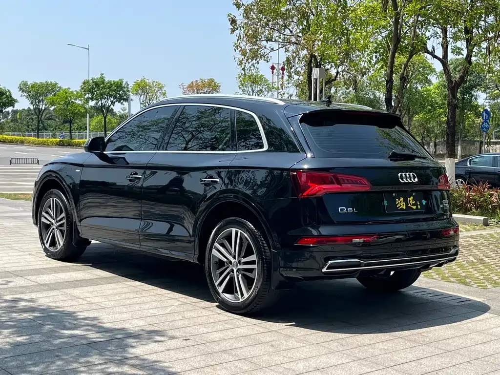 Audi Q5L — фото 8