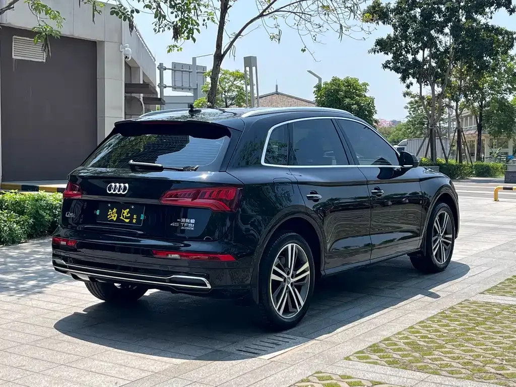 Audi Q5L — фото 9