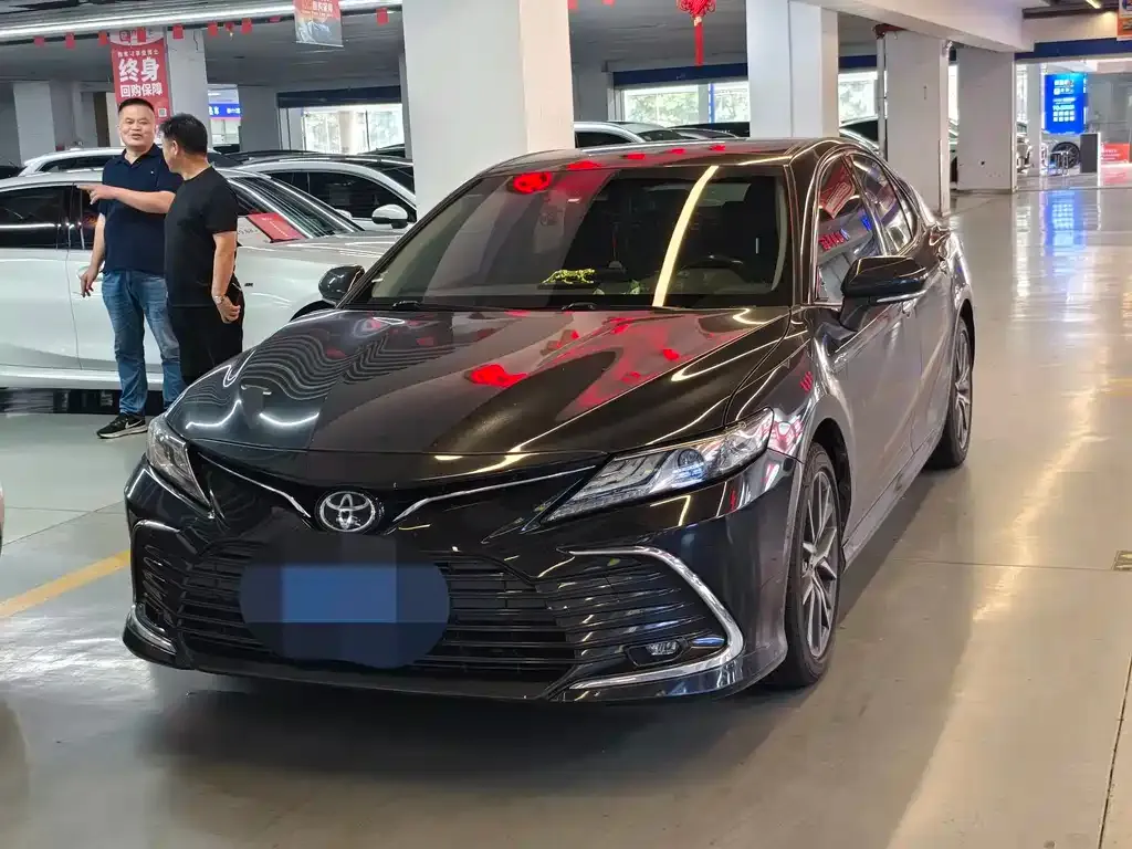 Toyota Camry — фото 1