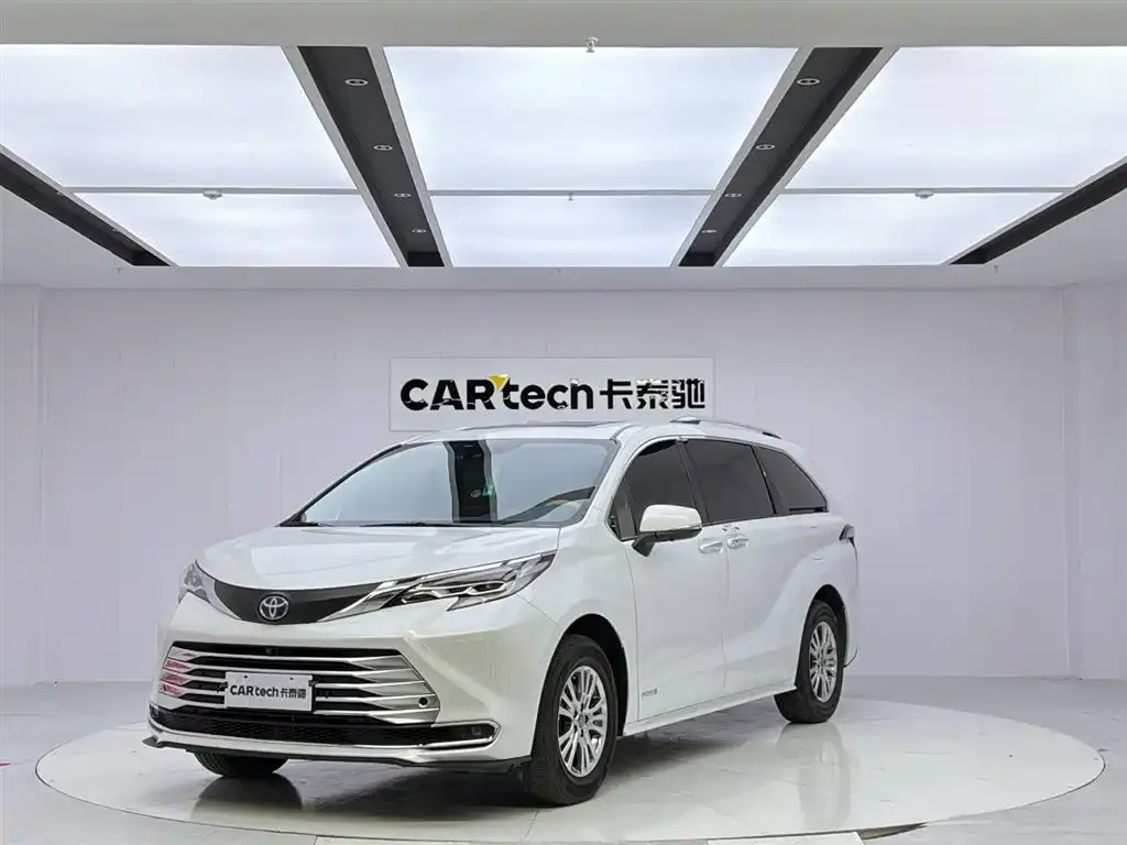Toyota Sienna — фото 1