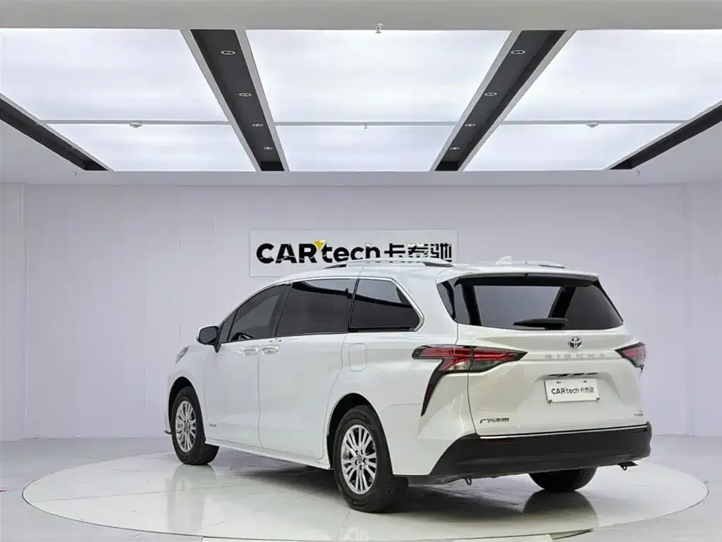 Toyota Sienna — фото 5
