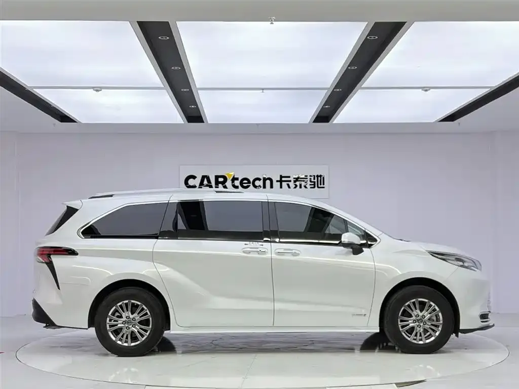 Toyota Sienna — фото 10
