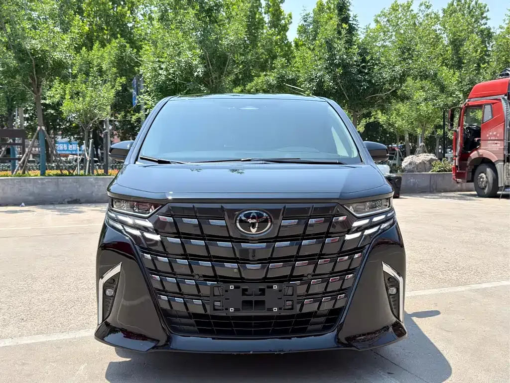 Toyota Alphard — фото 1