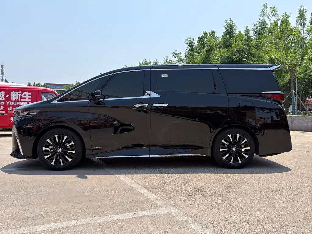 Toyota Alphard — фото 9