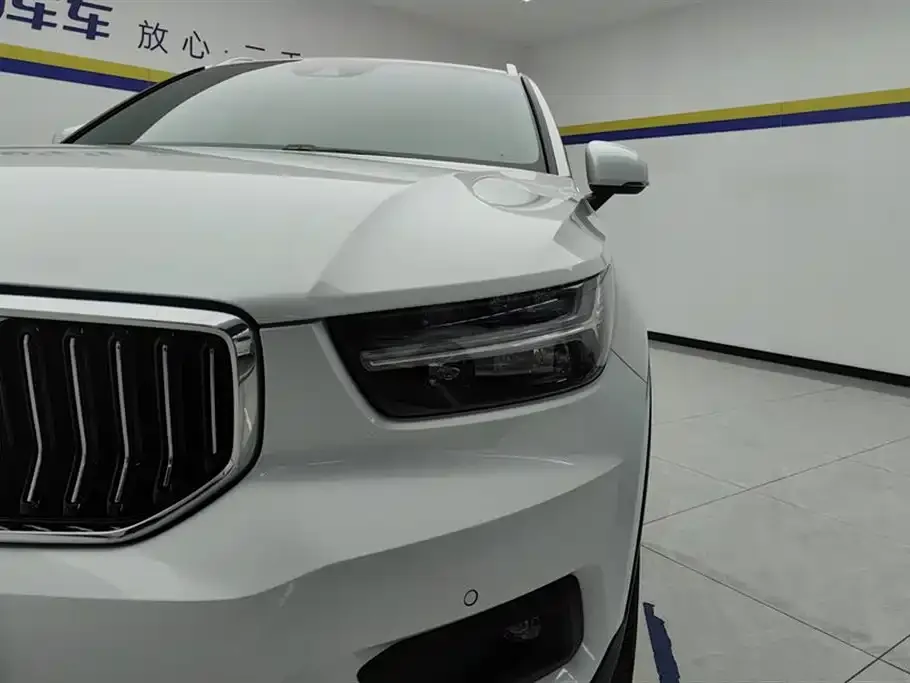 Volvo XC40 — фото 10
