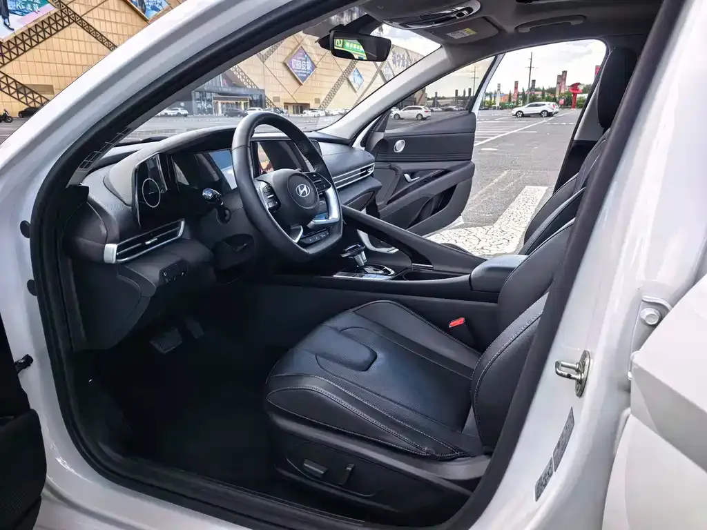 Hyundai Elantra — фото 3