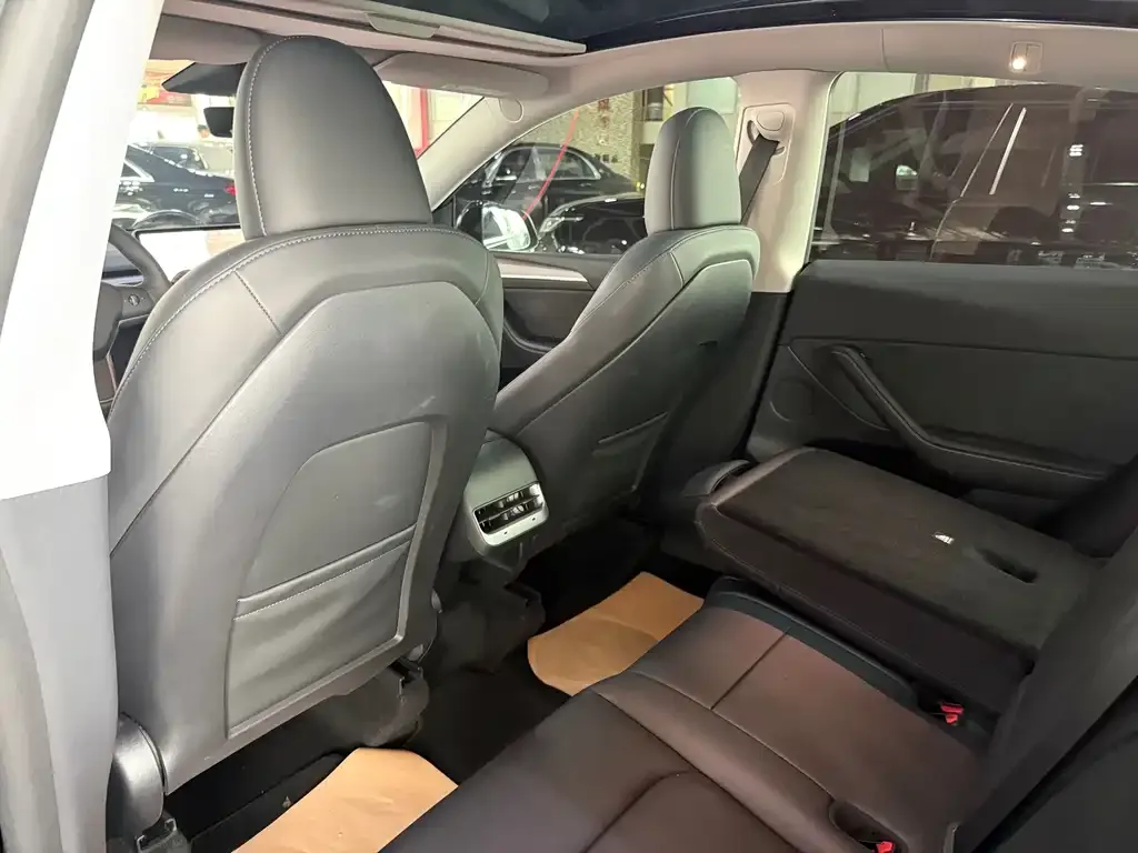 Tesla Model Y — фото 8