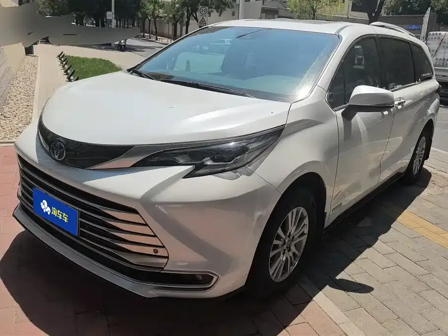 Toyota Sienna — фото 1