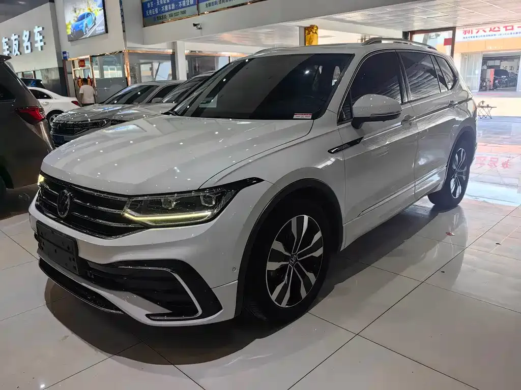 Volkswagen Tiguan L — фото 1