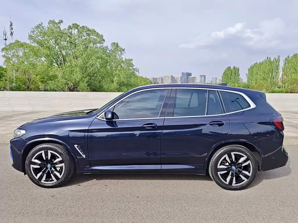 BMW iX3 — фото 8