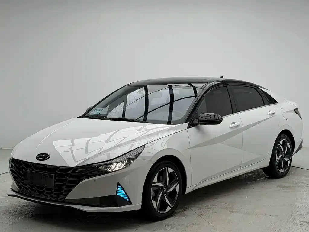 Hyundai Elantra — фото 1