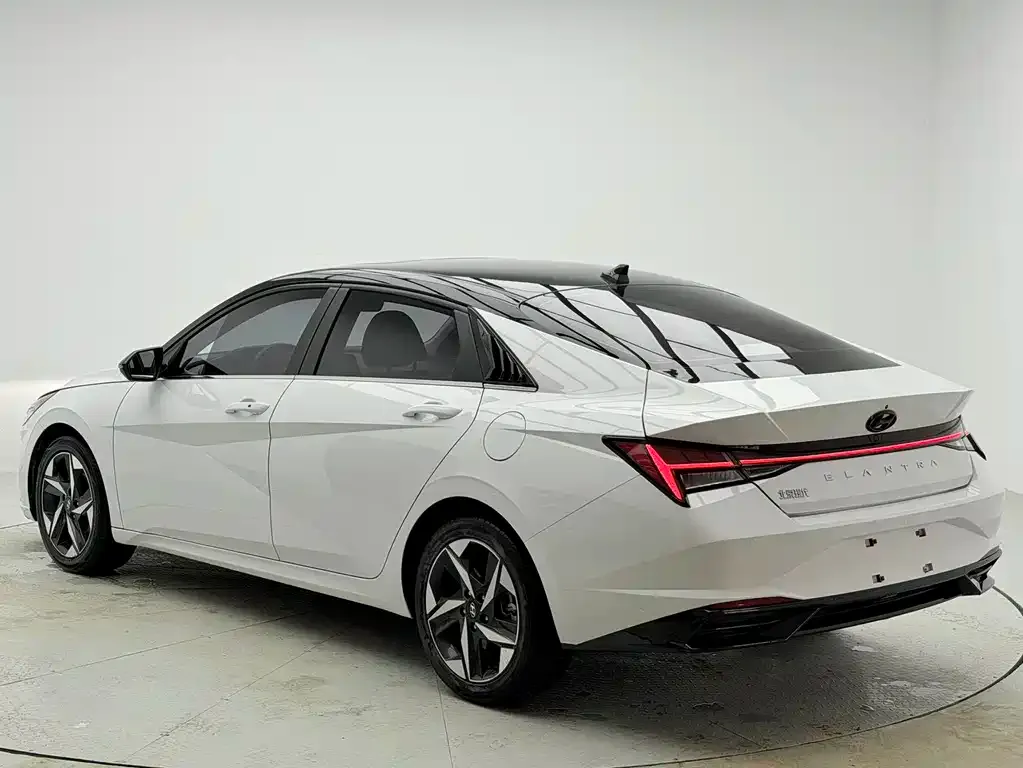 Hyundai Elantra — фото 8