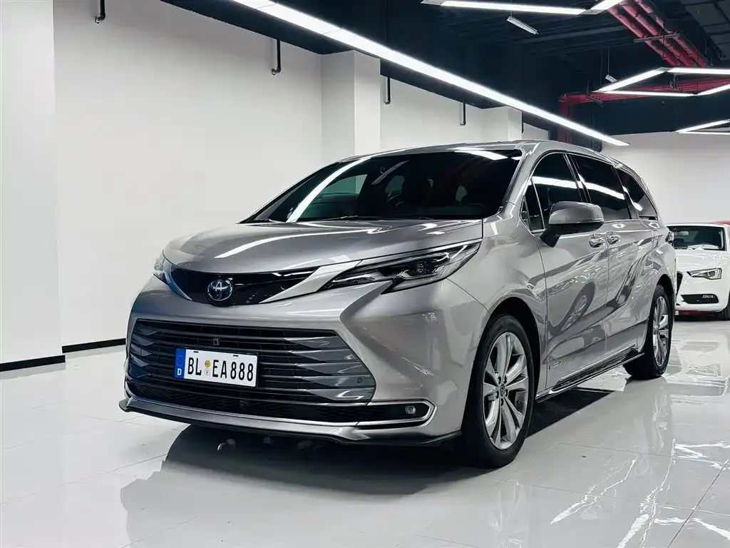 Toyota Sienna — фото 1