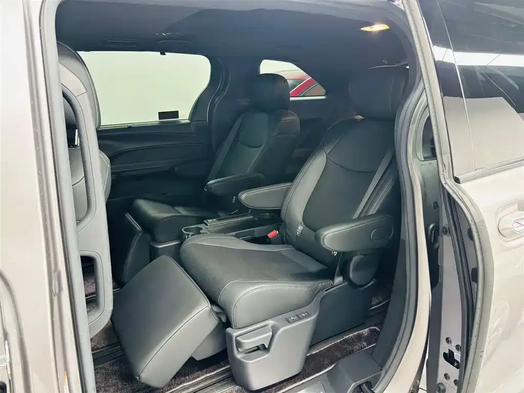 Toyota Sienna — фото 2