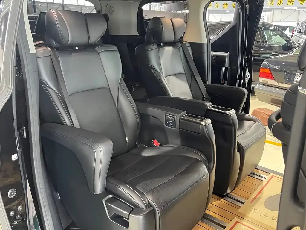 Toyota Vellfire — фото 6