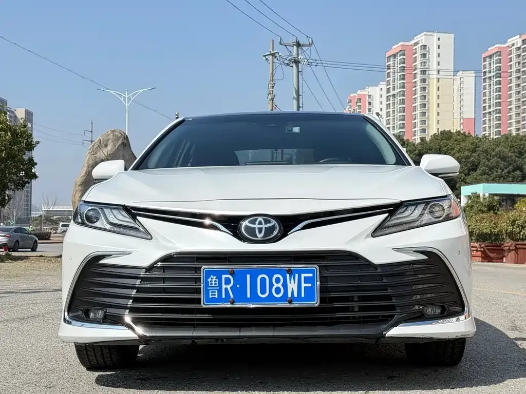 Toyota Camry — фото 1