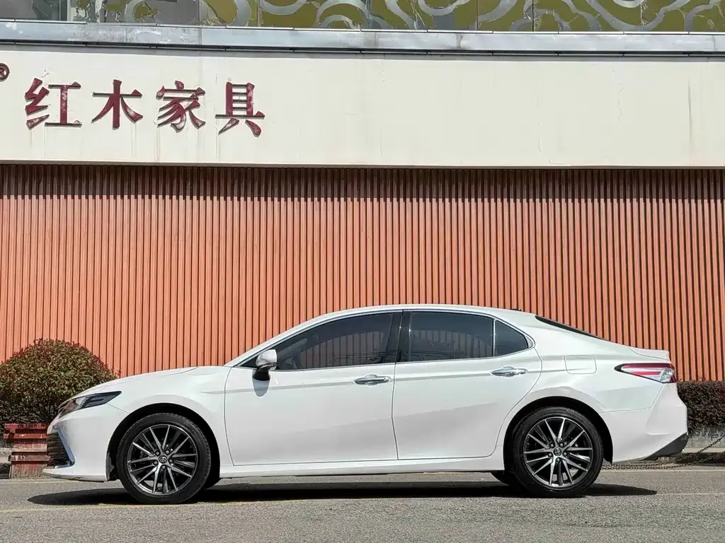 Toyota Camry — фото 4