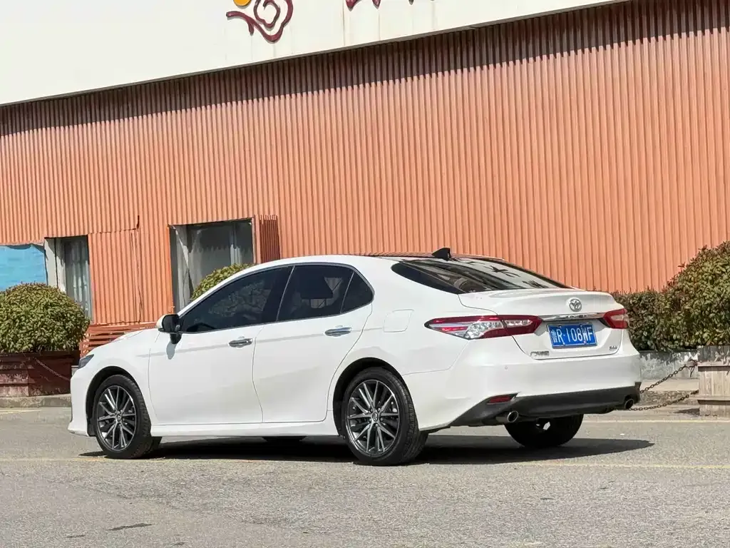 Toyota Camry — фото 5