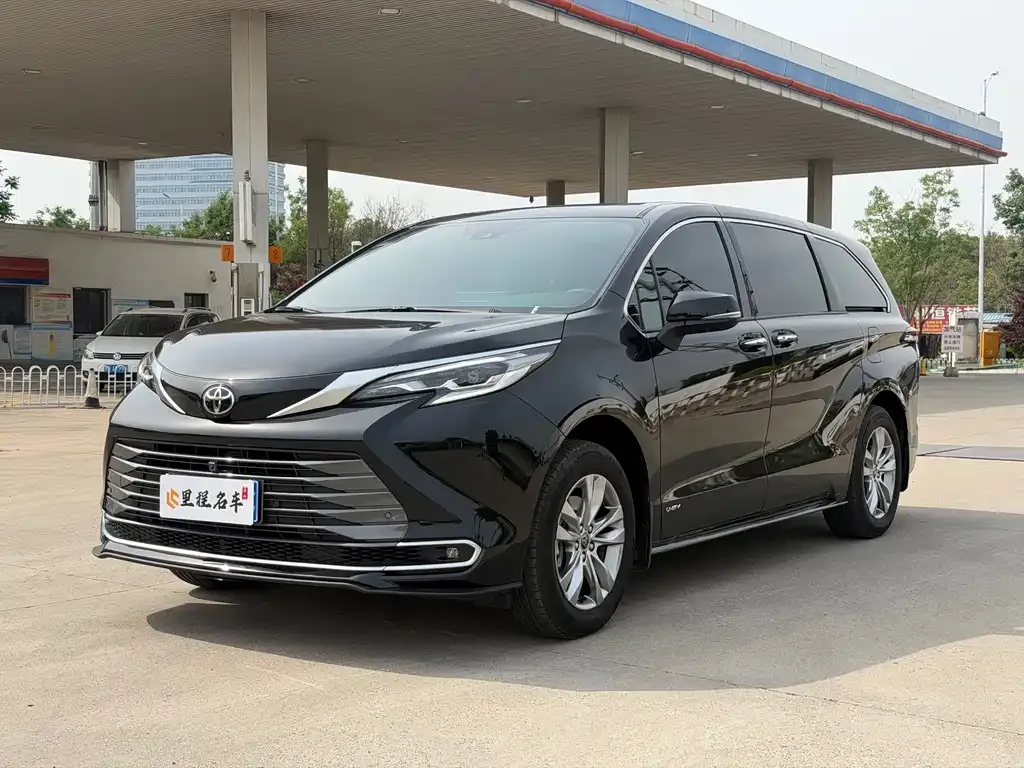 Toyota Sienna — фото 1
