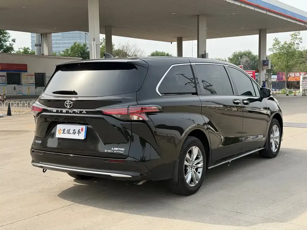 Toyota Sienna — фото 10
