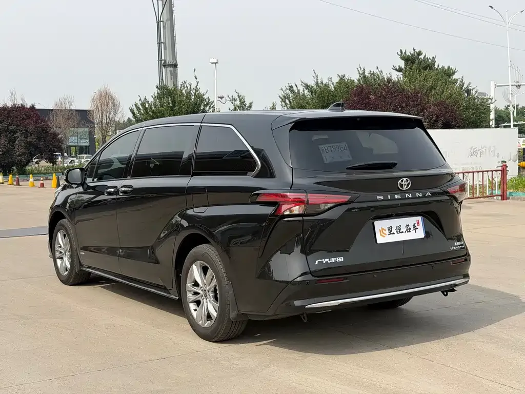 Toyota Sienna — фото 7