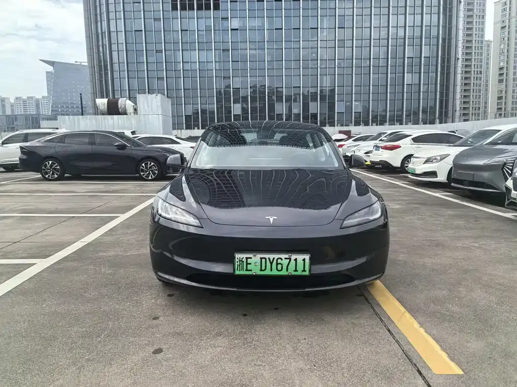 Tesla Model 3 — фото 1