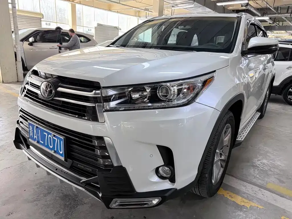 Toyota Highlander — фото 1