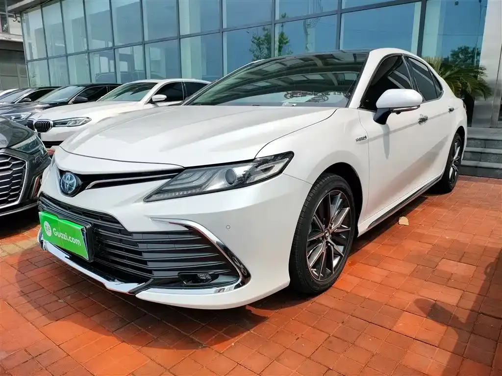 Toyota Camry — фото 1