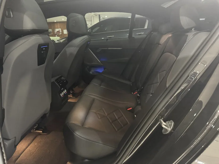 BMW 5-Series 2024 из KR, фото 8