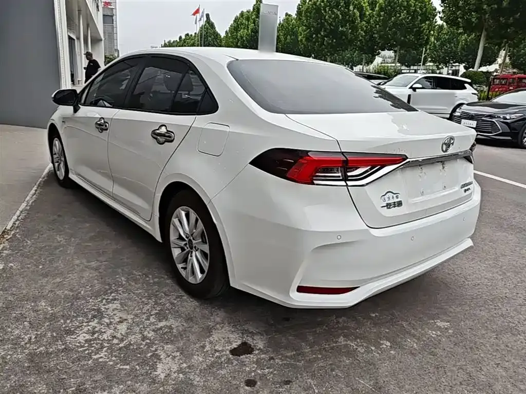 Toyota Corolla — фото 8