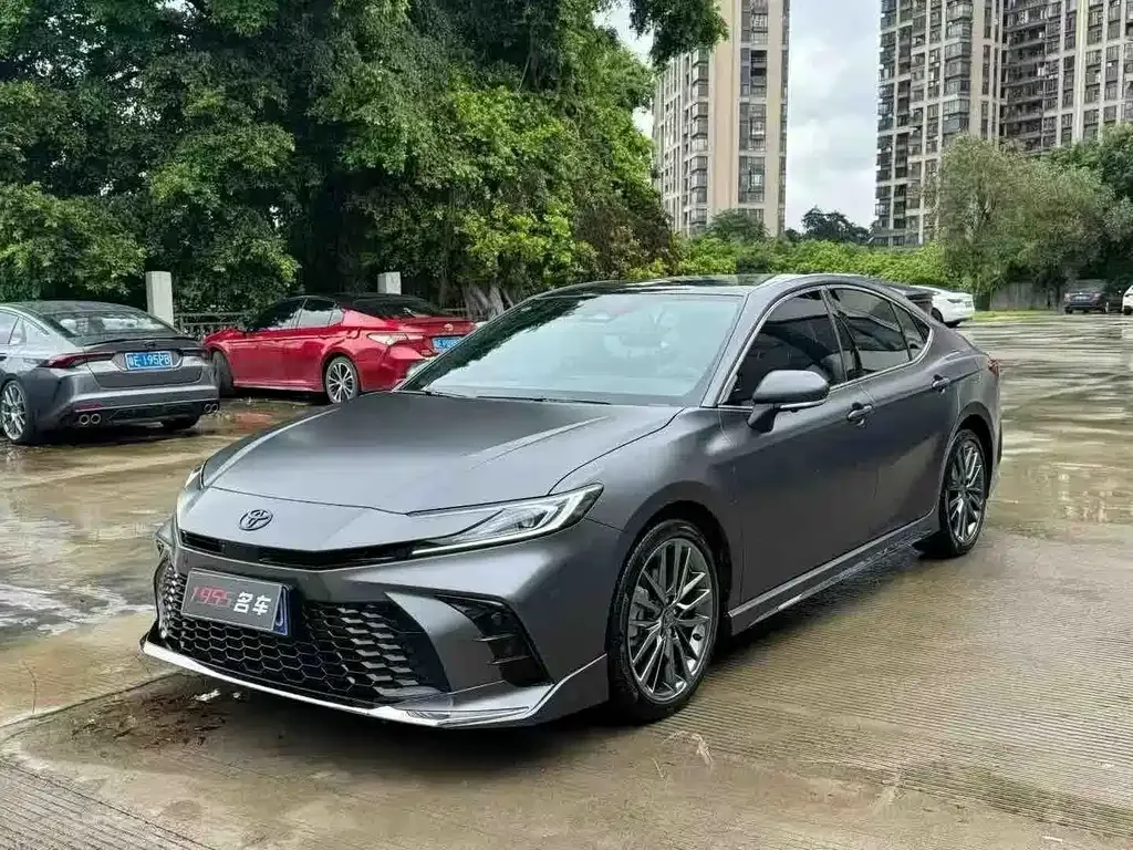Toyota Camry — фото 1