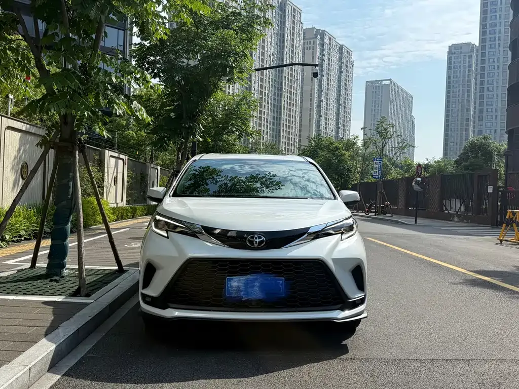 Toyota Granvia — фото 1
