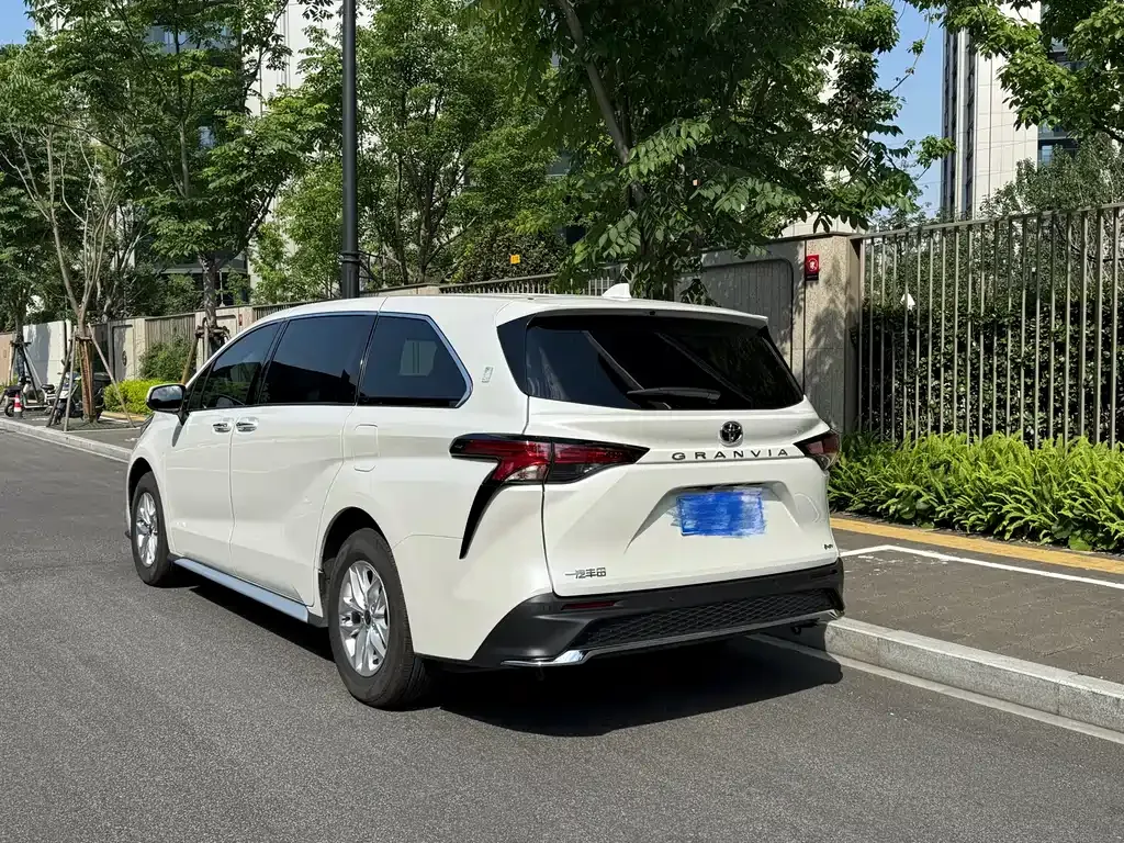 Toyota Granvia — фото 9
