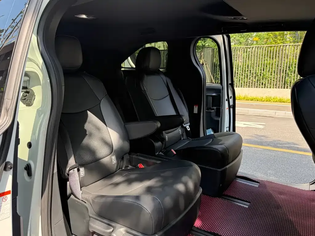 Toyota Granvia — фото 2