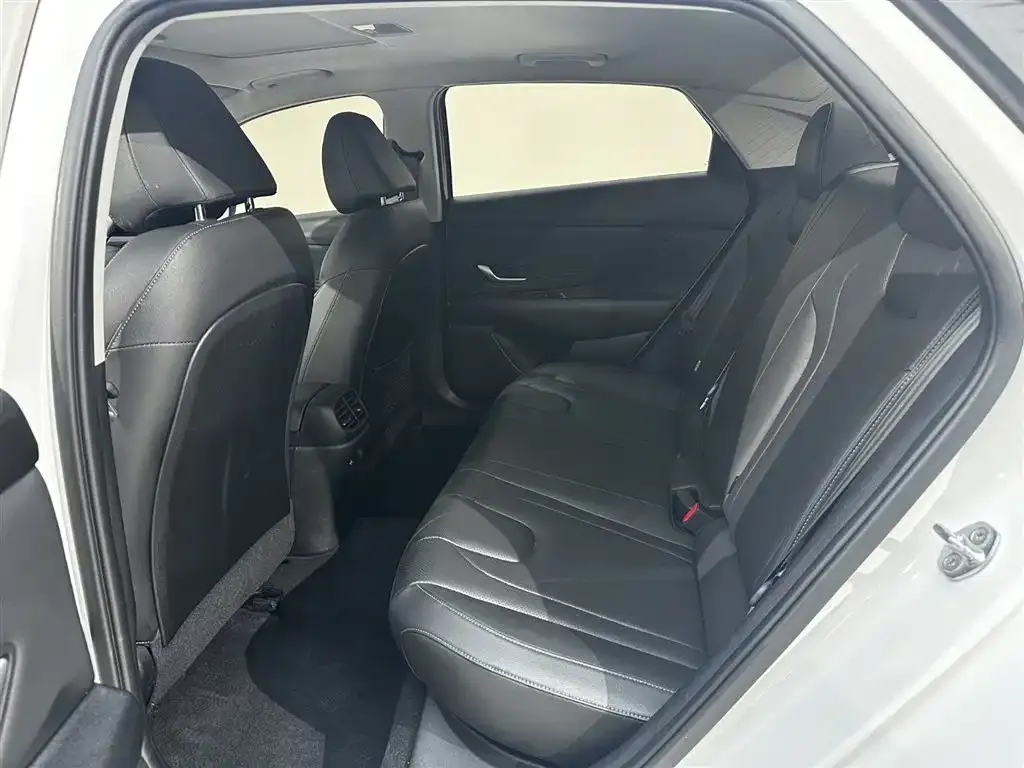Hyundai Elantra — фото 4