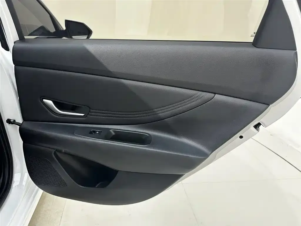 Hyundai Elantra — фото 3