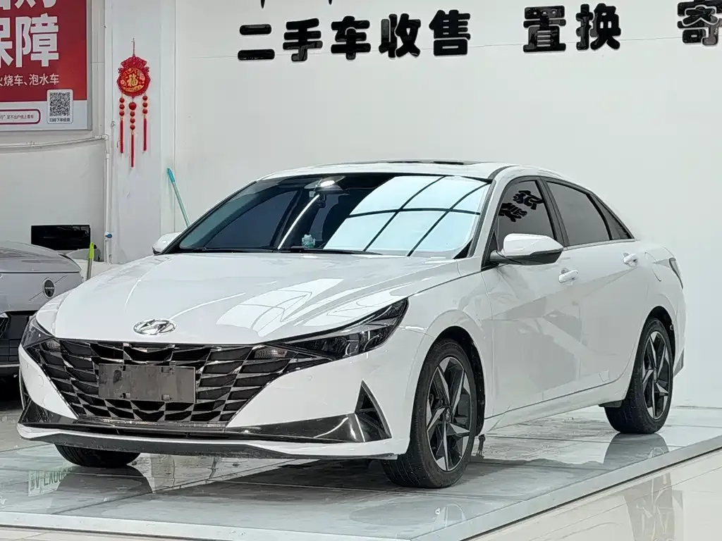 Hyundai Elantra — фото 1