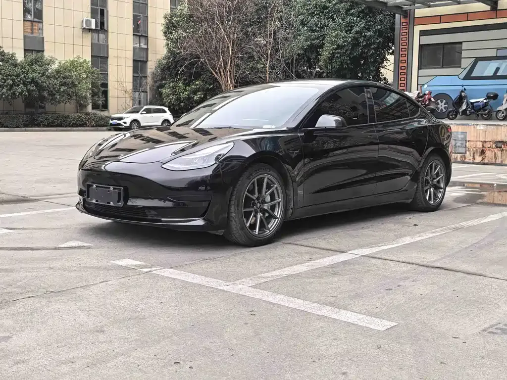 Tesla Model 3 — фото 1