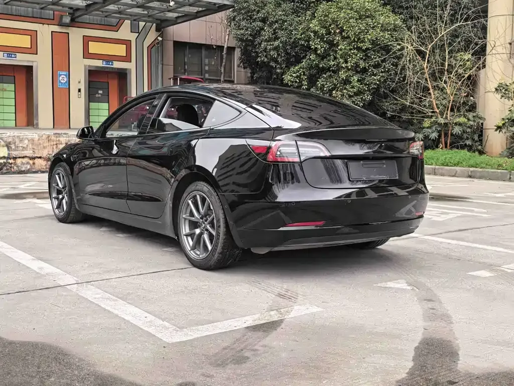 Tesla Model 3 — фото 7
