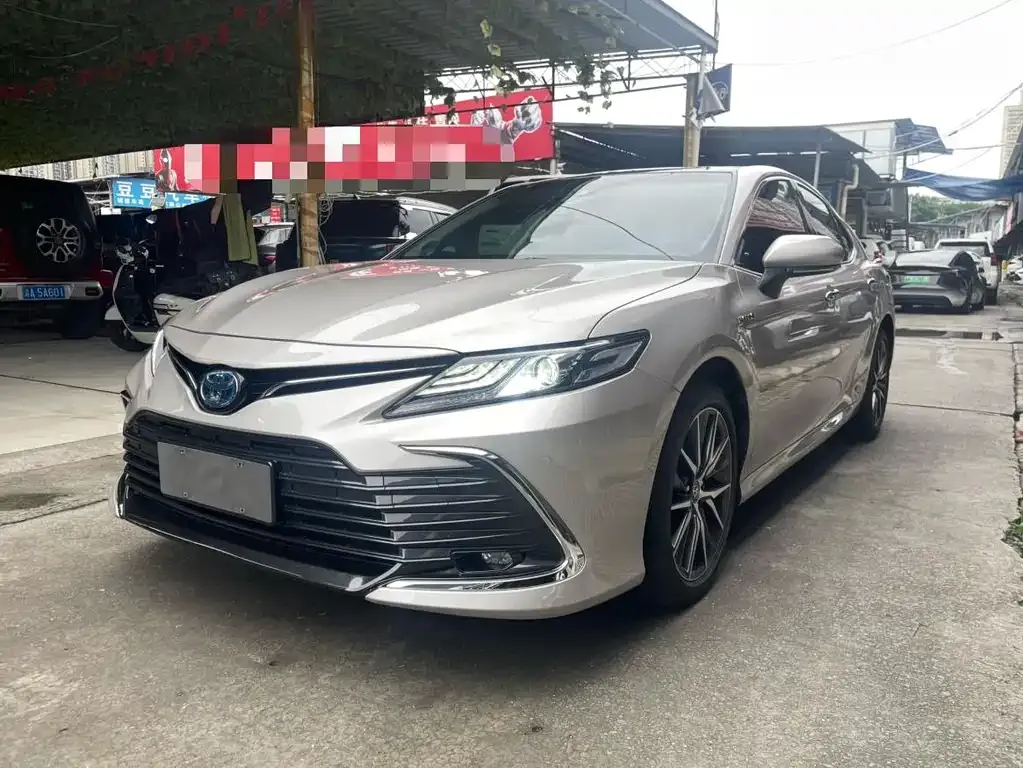 Toyota Camry — фото 1
