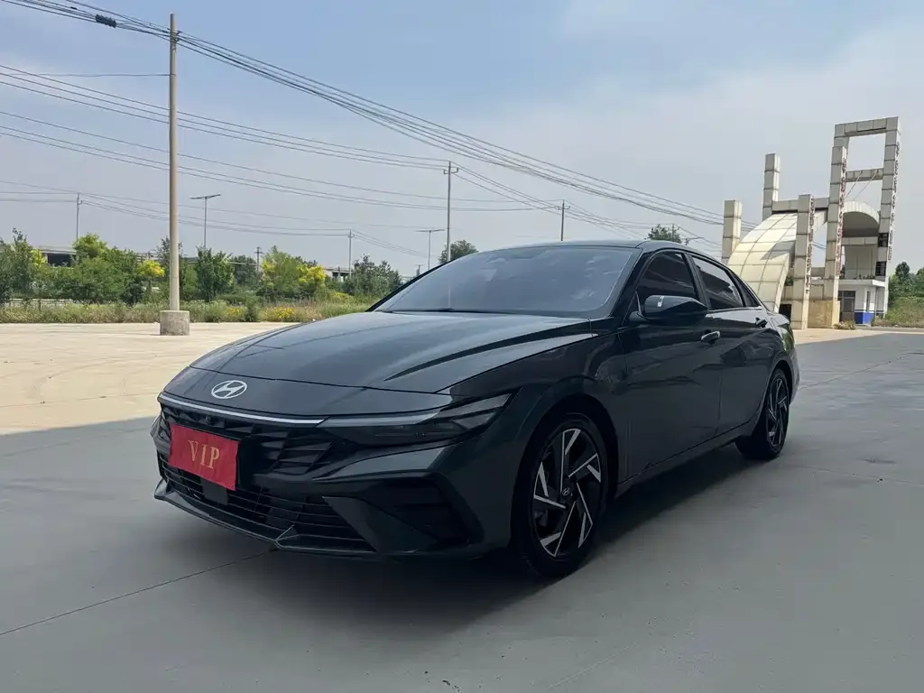 Hyundai Elantra — фото 1